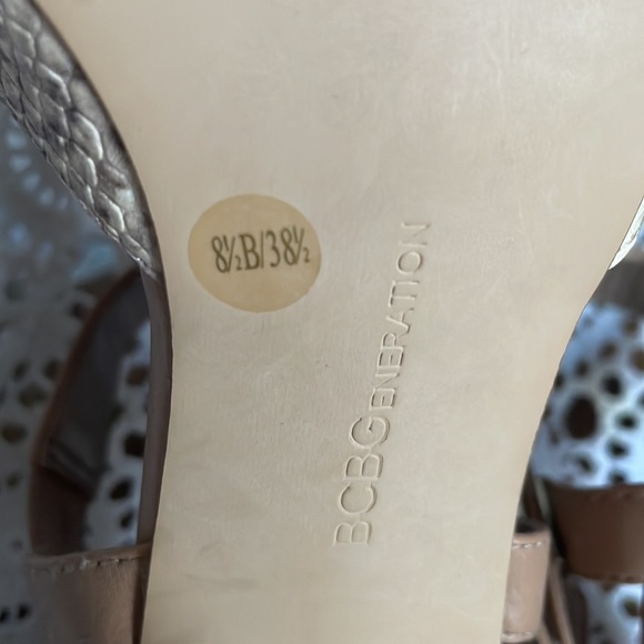 Vntg High heel by BCBGeneration color beige textured w/clasp strap, size 8.5” - Picture 8 of 8